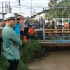 Bupati Bandung Dadang Supriatna atau yang akrab disapa Kang DS, meninjau langsung lokasi banjir di kawasan Jalan Raya Laswi, Kampung Cidawolong, Desa Biru, Kecamatan Majalaya, pada Selasa (4/3/2025) pagi. Foto Istimewa