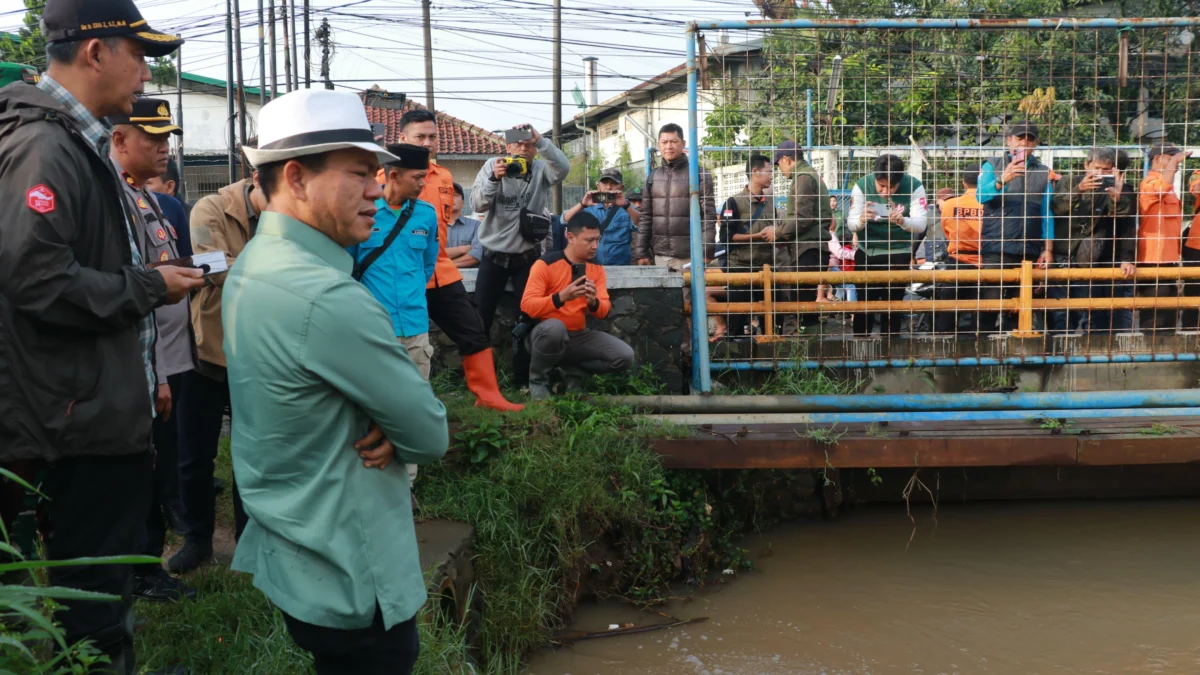 Pembangunan Lingkar Majalaya jadi Sorotan saat Tinjau Banjir Cidawolong, Bupati Bandung: Saya Sampaikan Langsung ke Pak Gubernur Bupati Bandung Dadang Supriatna atau yang akrab disapa Kang DS, meninjau langsung lokasi banjir di kawasan Jalan Raya Laswi, Kampung Cidawolong, Desa Biru, Kecamatan Majalaya, pada Selasa (4/3/2025) pagi. Foto Istimewa