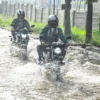 Bandung Hadapi Tantangan Drainase, Pemerintah Susun Blueprint Pengendalian Banjir Ilustrasi: Pengendara motor menerjang banjir di Jalan Sor GBLA di Kota Bandung beberapa waktu lalu. Foto: Dimas Rachmatsyah / Jabar Ekspres