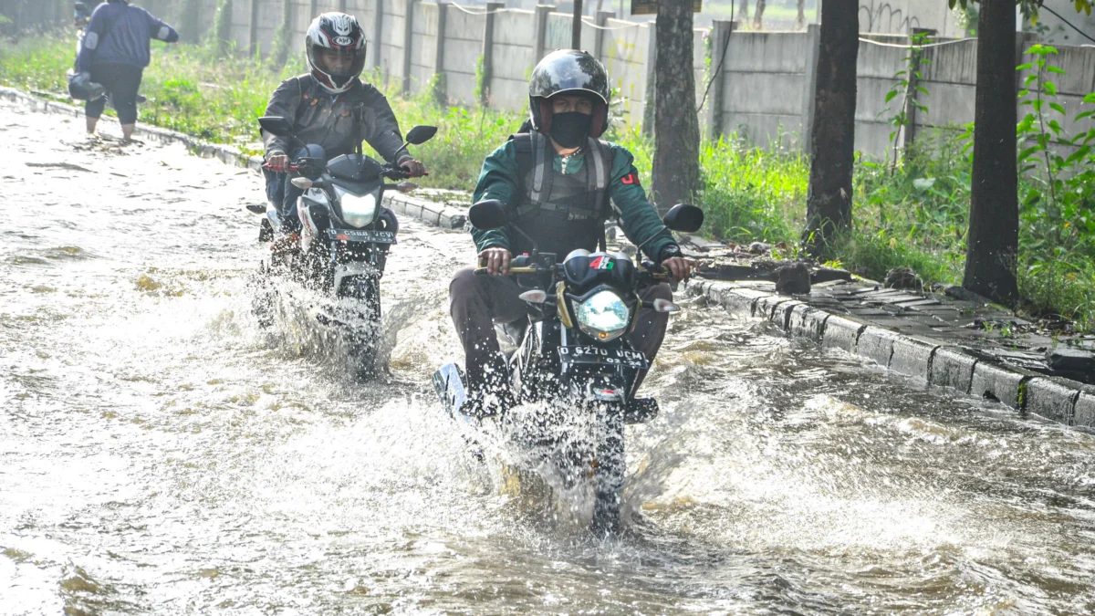 Ilustrasi: Pengendara motor menerjang banjir di Jalan Sor GBLA di Kota Bandung beberapa waktu lalu. Foto: Dimas Rachmatsyah / Jabar Ekspres