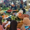 Masyarakat tengah berbelanja kebutuhan dapur di Pasar Tagog Padalarang, Bandung Barat. Selasa (4/3). Dok Jabar Ekspres/Suwitno