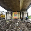 Petugas Trantib berjaga di bawah Fly Over Ciroyom, Kota Bandung, Selasa (4/3). Foto: Dimas Rachmatsyah / Jabar Ekspres