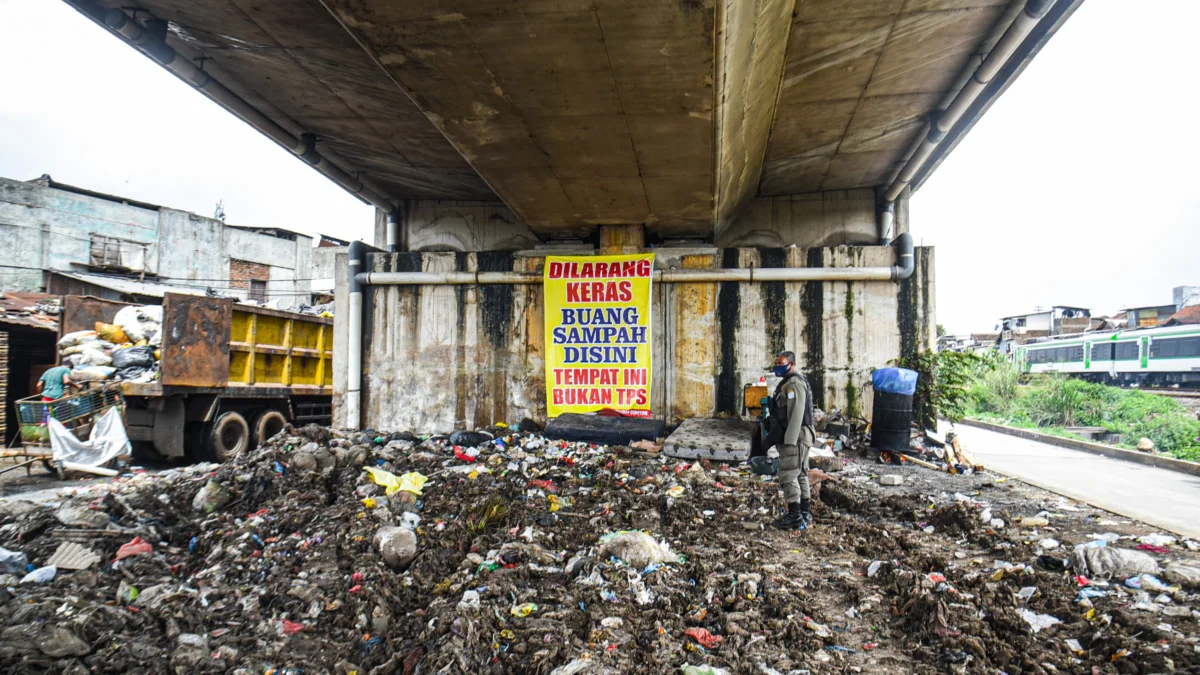 Petugas Trantib berjaga di bawah Fly Over Ciroyom, Kota Bandung, Selasa (4/3). Foto: Dimas Rachmatsyah / Jabar Ekspres