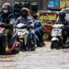 Ilustrasi banjir menggenangi jalan di Kota Bandung. Foto: Dimas Rachmatsyah / Jabar Ekspres
