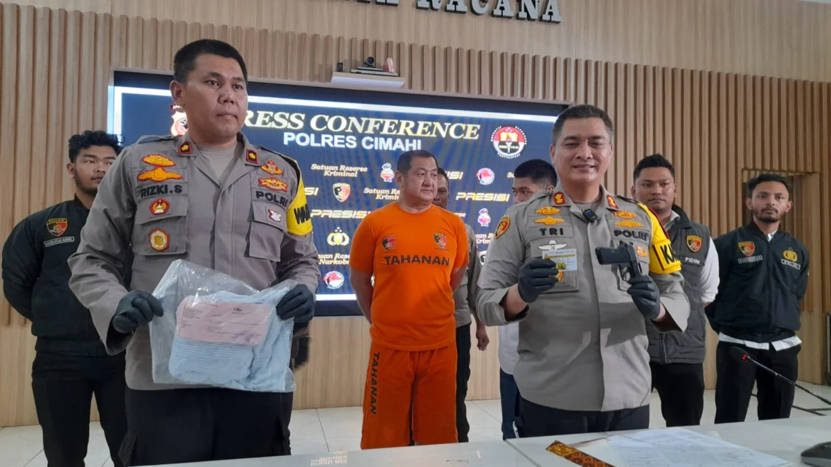 Pelaku HS (53) Berhasil Diamankan Polres Cimahi Usai Tindakan Viral Todongkan Senpi dan Getok Paksa Masuk Ke Dalam Mobil di Kota Baru Parahyangan (mong)