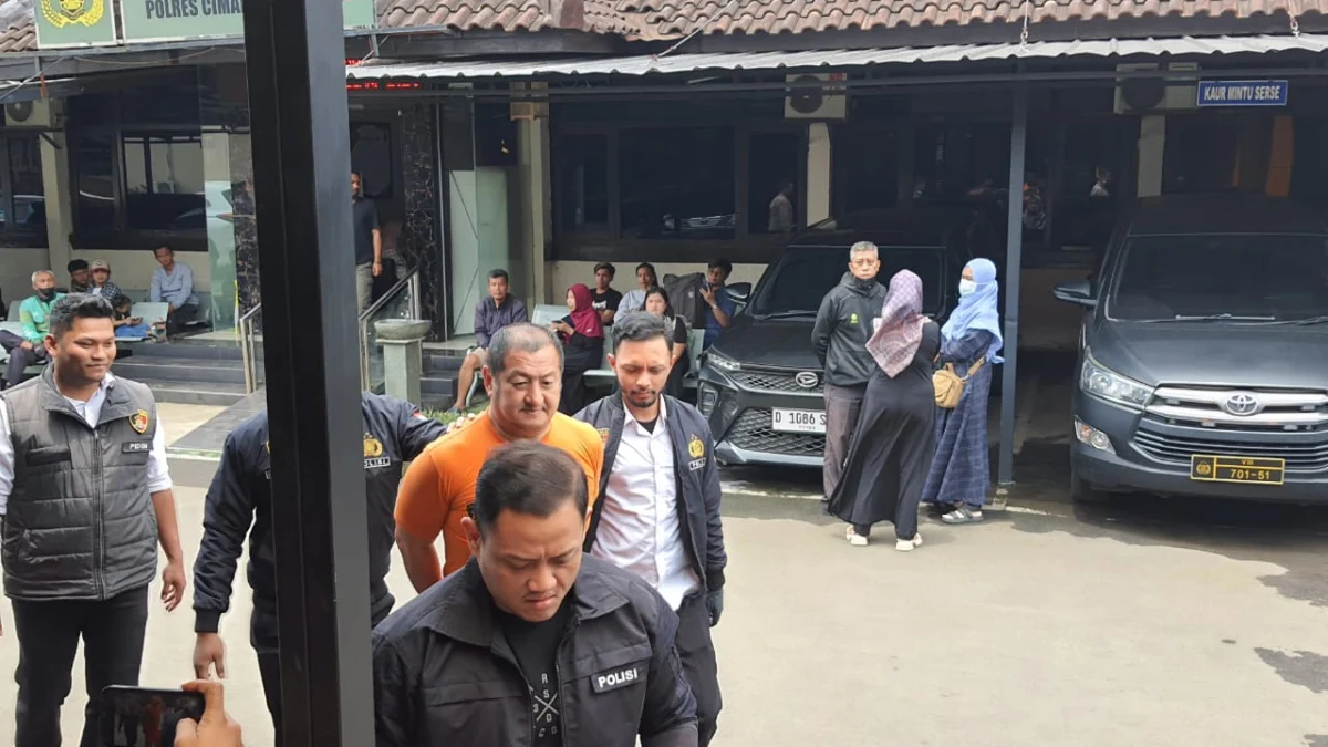 Pelaku Intimidasi Menggunakan Senpi, HS (53) saat Diringkus Polres Cimahi (mong)