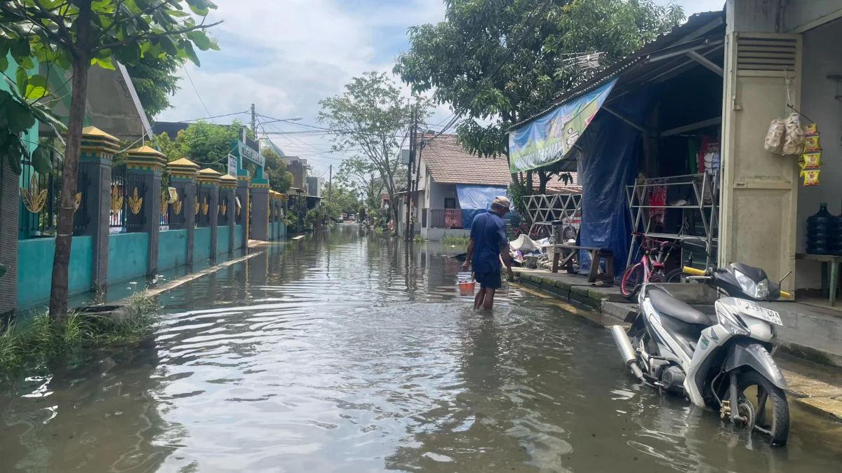 Hujan deras yang mengguyur sejak Senin (3/3) menyebabkan banjir di wilayah Komplek Griya Bandung Indah (GBI) di Desa Buahbatu, Kecamatan Bojongsoang, Kabupaten Bandung. Foto Agi