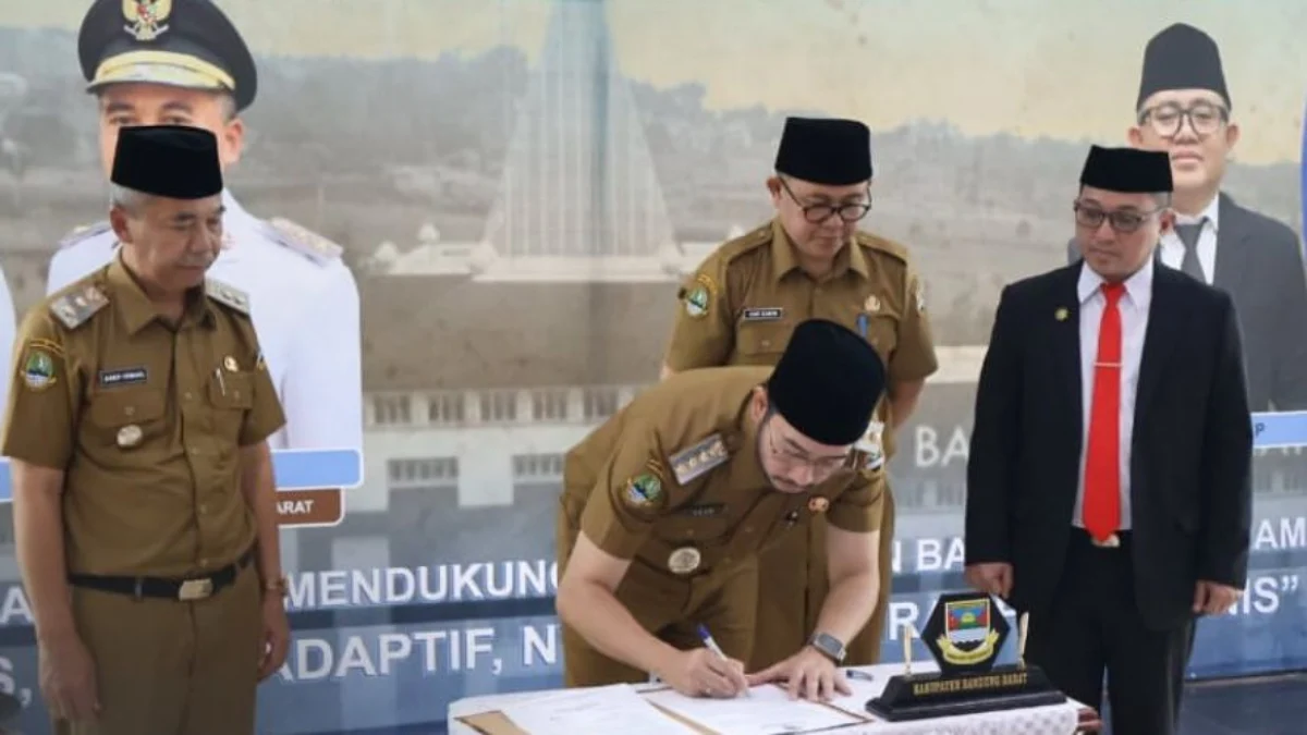 Bupati dan Wakil Bupati Bandung Barat, Jeje Ritchie-Asep Ismail saat menghadiri kegiatan di lingkungan Pemda KBB. Selasa (4/3). Dok Jabar Ekspres/Suwitno