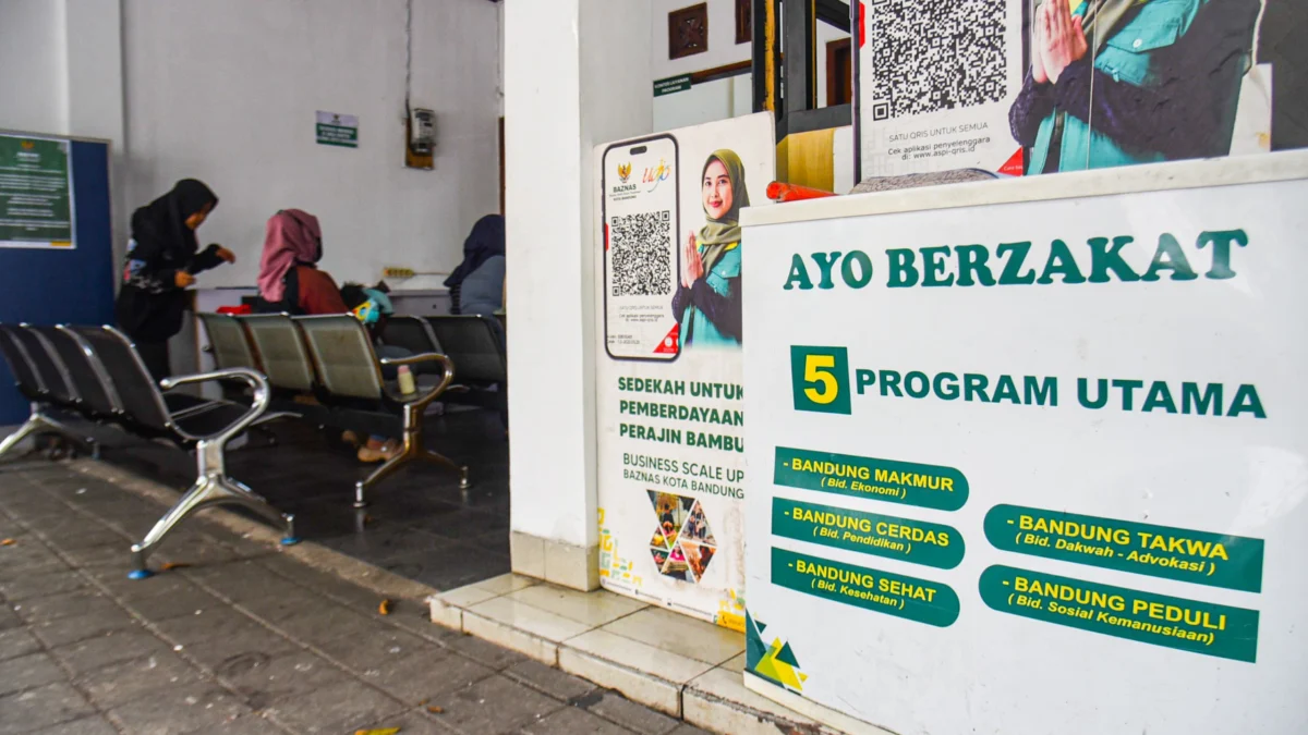 Warga berkonsultasi zakat di Kantor BAZNAS Kota Bandung, Selasa (4/3). Foto: Dimas Rachmatsyah / Jabar Ekspres
