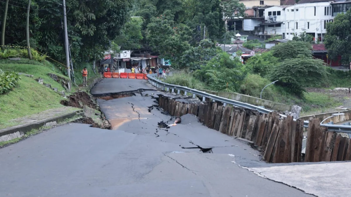 Horor Kota Bogor: Bayi Tewas Akibat Longsor hingga Jalan Amblas Ilustrasi: Kondisi amblasnya Jalan Saleh Danasasmita, Batutulis, Kota Bogor, Selasa (4/3). (Yudha Prananda / Jabar Ekspres)