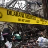 Garis polisi melintang di samping puing-puing banhuna kios pasar manis Ciamia yang terbakar pada Kamis malam pekan lalu. (dok.Cecep Herdi/Jabar Ekspres)
