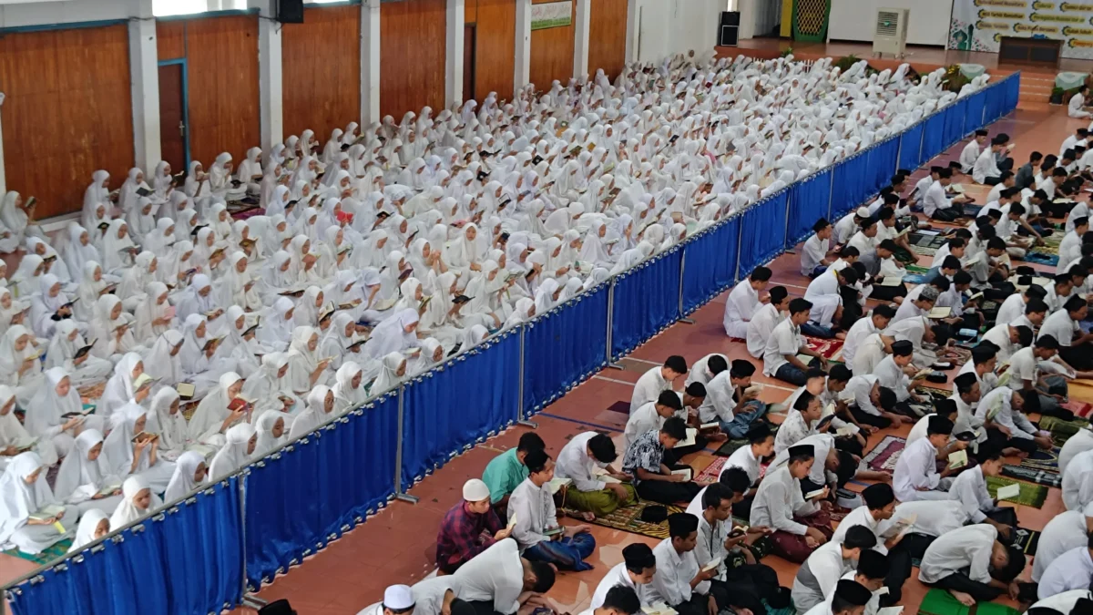 Santi dan santriwati di Ponpes Darussalam Ciamis saat menghafal Al Quran pada hari ketiga Ramadan, Selasa (4/3/2025). (foto: Cecep Herdi/Jabar Ekspres)