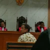 Dok. Mantan Wali Kota Bandung sekaligus terpidana kasus korupsi Bandung Smart City saat dihadirkan sebagai saksi dalam persidangan. Selasa (4/3). Foto. Sandi Nugraha.