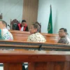 Dok. Mantan Ketua DPRD kota bandung Teddy Rusmawan (kanan) saat dihadirkan sebagai saksi dalam kasus dugaan tindak pidana Korupsi Program Bandung Smart City. Selasa (4/3). Foto. Sandi Nugraha.