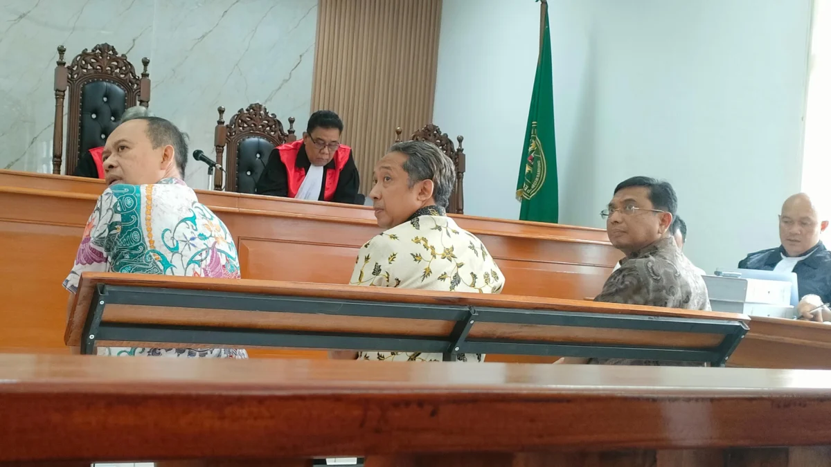 Dok. Mantan Ketua DPRD kota bandung Teddy Rusmawan (kanan) saat dihadirkan sebagai saksi dalam kasus dugaan tindak pidana Korupsi Program Bandung Smart City. Selasa (4/3). Foto. Sandi Nugraha.
