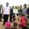 Penanaman Pohon Bambu di Kawasan Cireundeu. (Mong / Jabar Ekspres)