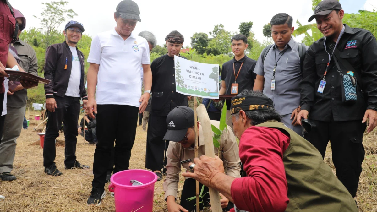 Penanaman Pohon Bambu di Kawasan Cireundeu. (Mong / Jabar Ekspres)