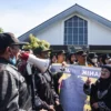 Puluhan warga yang tergabung dalam Forum Warga Arcamanik Endah Berbhineka melakukan aksi massa di depan Gedung Serbaguna (GSG) di Jalan Ski Air, Arcamanik, Kota Bandung, Rabu (5/3). Foto: Dimas Rachmatsyah / Jabar Ekspres