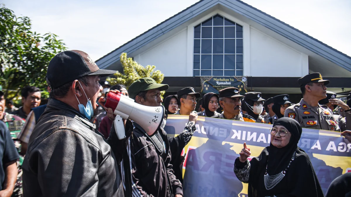 Puluhan warga yang tergabung dalam Forum Warga Arcamanik Endah Berbhineka melakukan aksi massa di depan Gedung Serbaguna (GSG) di Jalan Ski Air, Arcamanik, Kota Bandung, Rabu (5/3). Foto: Dimas Rachmatsyah / Jabar Ekspres