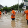 Petugas BPBD Jabar memantau Banjir di Bekasi.