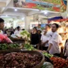 Bupati Bandung Barat Jeje Ritchie didampingi Sekda, Disperindag, dan Dispernakan saat meninjau pasar Tagog Padalarang. Rabu (5/3). Dok Jabar Ekspres/Suwitno