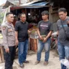 Petugas kepolisian Sektor Majalaya saat memintai keterang kepada pedagang terkait adanya dugaan pungli modus THR di Pasar Baru Majalaya. Foto Istimewa