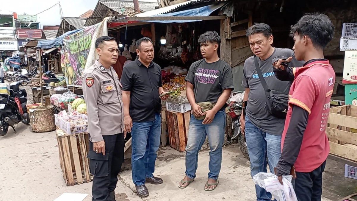 Modus THR! Oknum di Pasar Baru Majalaya Diduga Lakukan Pungli, Polisi Buru Pelaku Petugas kepolisian Sektor Majalaya saat memintai keterang kepada pedagang terkait adanya dugaan pungli modus THR di Pasar Baru Majalaya. Foto Istimewa