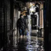 Ilustrasi: Warga melintasi genangan banjir di salah satu Pasar beberapa waktu lalu. Foto: Dimas Rachmatsyah / Jabar Ekspres