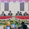 Wali Kota Banjar H Sudarsono (dua kiri) dan Ketua DPRD Banjar Drs H Dadang R Kalyubi MSi (empat kiri) dalam sidang paripurna sertijab di Gedung DPRD Banjar pada Selasa (4/3/2025). (foto: Istimewa)