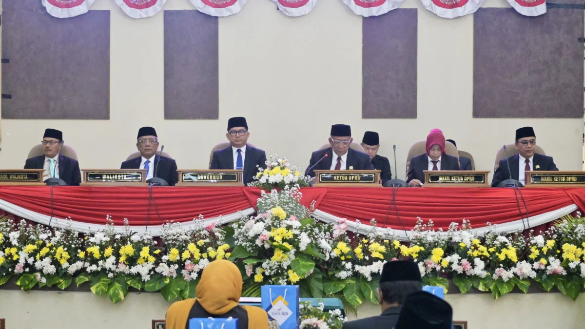 Wali Kota Banjar H Sudarsono (dua kiri) dan Ketua DPRD Banjar Drs H Dadang R Kalyubi MSi (empat kiri) dalam sidang paripurna sertijab di Gedung DPRD Banjar pada Selasa (4/3/2025). (foto: Istimewa)