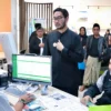 Bupati Bandung Barat Jeje Ritchie Ismail saat melakukan sidak pelayanan publik di MPP Kompleks Perkantoran Pemda KBB. Kamis (6/3). Dok Jabar Ekspres/Suwitno