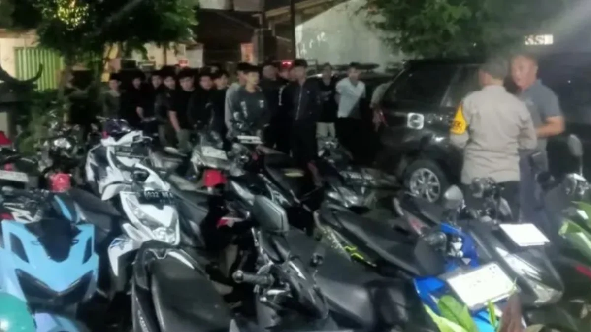 Puluhan remaja balap liar beserta kendaraannya diamankan petugas Polsek Cipeundeuy, Bandung Barat. Kamis (6/3). Dok Humas Polsek Cipeundeuy