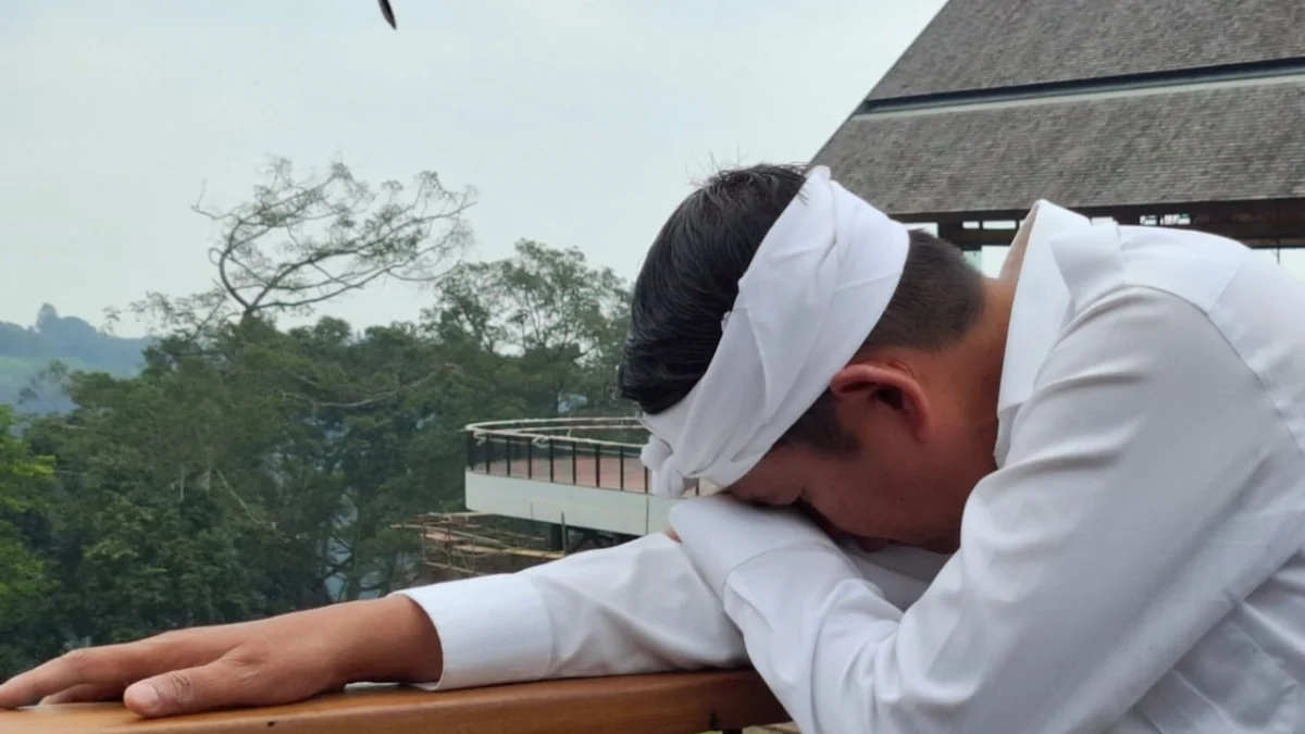 Miris Lihat Hutan Lindung di Bogor Rusak, Gubernur Jabar Tertunduk Menangis Gubernur Jabar, Dedi Mulyadi tertunduk menangis saat melihat kondisi hutan lindung yang rusak. (Sandika / Jabar Ekspres)