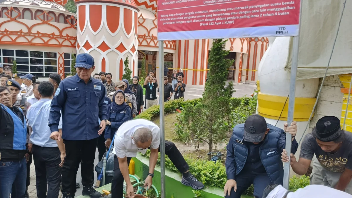 Situasi penutupan Hibisc Fantasy Puncak, Bogor, milik BUMD Provinsi Jabar PT Jaswita, pada Kamis (6/3/2025). Foto: Regi / Jabar Ekspres