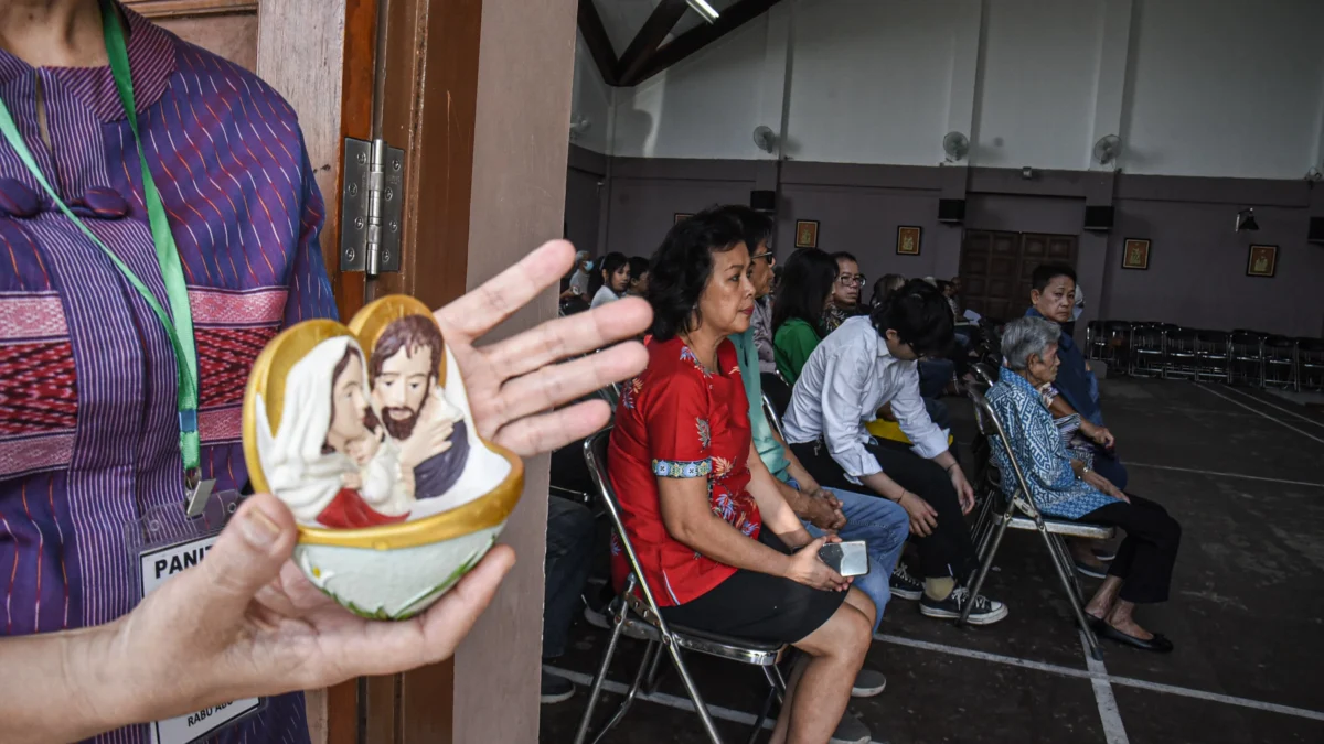 LBH Bandung Sesalkan Penolakan Ibadah di Arcamanik Ratusan umat katolik melaksanakan ibadah misa Rabu abu di Gedung Serbaguna (GSG) di Jalan Ski Air, Arcamanik, Kota Bandung, Rabu (5/3). Foto: Dimas Rachmatsyah / Jabar Ekspres