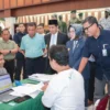 Direktur Utama BPJS Ketenagakerjaan, Anggoro Eko Cahyo saat mengunjungi sekaligus meninjau layanan prioritas yang dibuka di dalam PT Sritex, Rabu (5/3/2025).