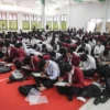 Ratusan mahasiswa Universitas Islam Nusantara (Uninus) mengikuti pemecahan rekor Muri menulis mushaf Al-Quran 30 Juz dengan metode Follow The Line yang diikuti oleh siswa-siswi dari 139 sekolah SMA/SMK SLB se-Jawa Barat di Kampus Uninus, Jalan Soekarno Hatta, Kota Bandung, Jum'at (7/3). Foto: Dimas Rachmatsyah / Jabar Ekspres