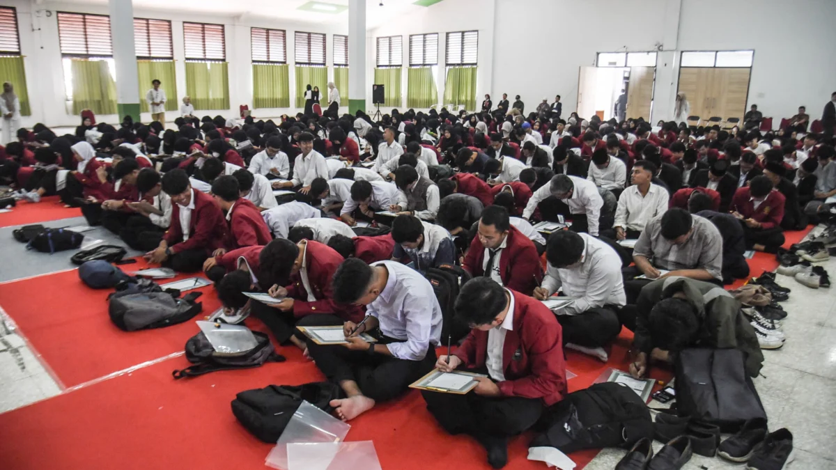 Ratusan mahasiswa Universitas Islam Nusantara (Uninus) mengikuti pemecahan rekor Muri menulis mushaf Al-Quran 30 Juz dengan metode Follow The Line yang diikuti oleh siswa-siswi dari 139 sekolah SMA/SMK SLB se-Jawa Barat di Kampus Uninus, Jalan Soekarno Hatta, Kota Bandung, Jum'at (7/3). Foto: Dimas Rachmatsyah / Jabar Ekspres