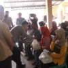 Kapolres Banjar AKBP Tyas Puji Rahadi memberikan bantuan sembako kepada warga kurang mampu di Kecamatan Langensari Kota Banjar, Jumat (7/3/2025). (Foto: Istimewa)