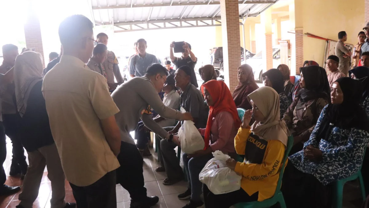 Kapolres Banjar Gelar Bakti Sosial Jumat Berkah Bulan Ramadan Kapolres Banjar AKBP Tyas Puji Rahadi memberikan bantuan sembako kepada warga kurang mampu di Kecamatan Langensari Kota Banjar, Jumat (7/3/2025). (Foto: Istimewa)