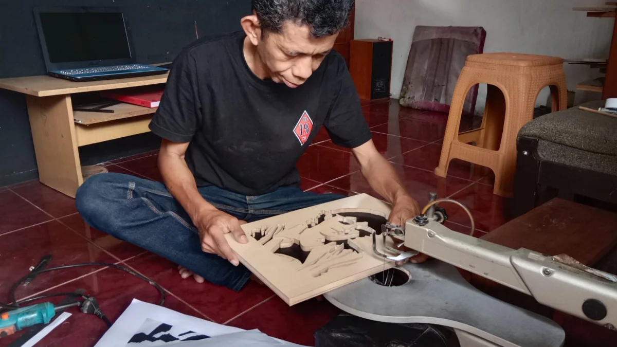 Anton Sugianto (51) Pegiat Kerajinan Seni Siluet dari Bahan Limbah Kayu MDF (Mong)