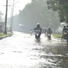 Pengendara motor melintasi banjir di kawasan SOR GBLA, Kota Bandung, Jum'at (7/3). Foto: Dimas Rachmatsyah / Jabar Ekspres