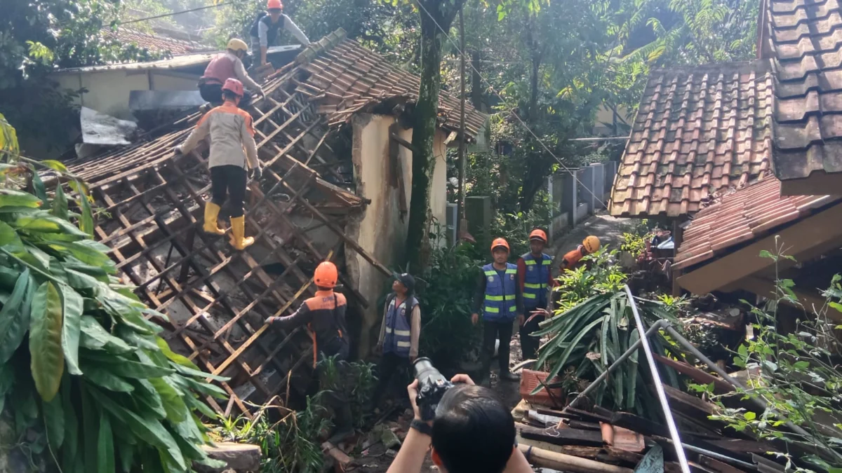 Longsor dan Banjir di RW 10 Kampung Cireundeu. (foto/ Firman Satria)