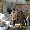 Wakil Wali Kota Cimahi, Adithia Yudhistira, turun langsung ke lokasi untuk meninjau dampak bencana di RW 10 Cireundeu, Leuwigajah. (foto/Firman Satria)