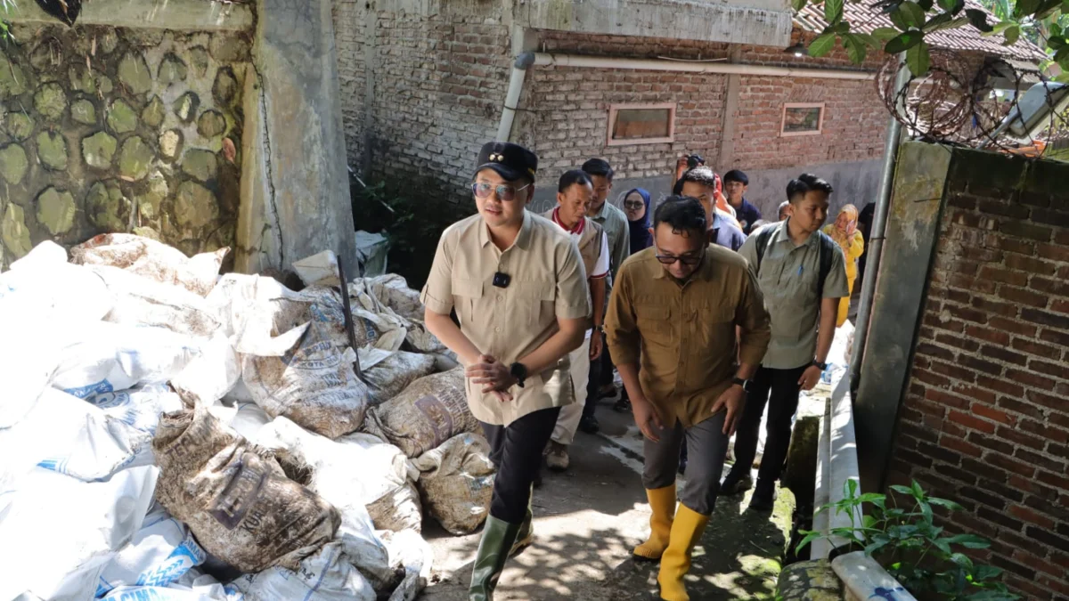 Wakil Wali Kota Cimahi, Adithia Yudhistira, turun langsung ke lokasi untuk meninjau dampak bencana di RW 10 Cireundeu, Leuwigajah. (foto/Firman Satria)