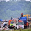 Petugas bekerja di TPA Sarimukti.