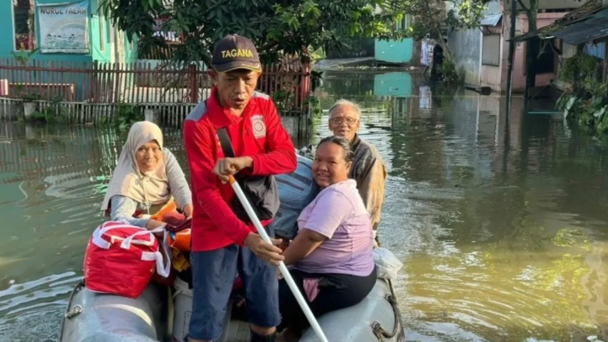 Kemensos salurkan bantuan untuk banjir Kabupaten Bandung/Foto: Antara/