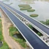 ilustrasi: Jalan tol melintasi lahan pertanian. Nanti, Kabupaten Ciamis dan Kabupaten Kuningan akan tersambung oleh jalan Tol. (foto: KemenPUPR)