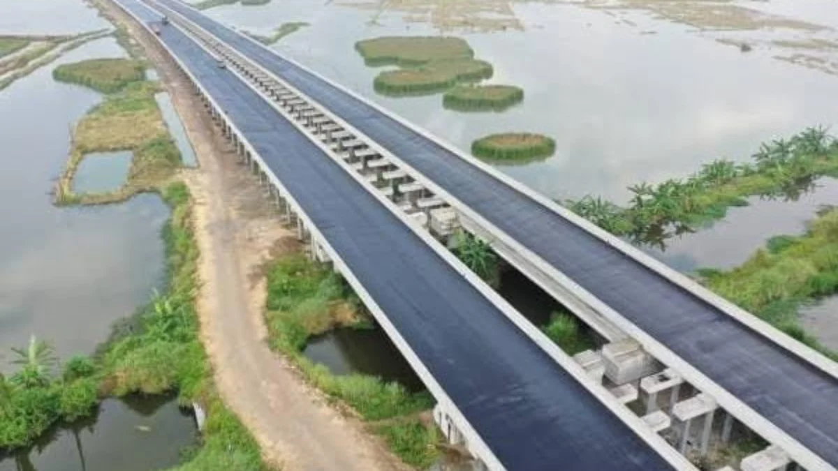 ilustrasi: Jalan tol melintasi lahan pertanian. Nanti, Kabupaten Ciamis dan Kabupaten Kuningan akan tersambung oleh jalan Tol. (foto: KemenPUPR)