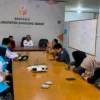 BNNK Bandung Barat seusai melakukan tes urine terhadap puluhan petugas badan pengawas pemilu di Kantor Bawaslu, Kecamatan Ngamprah. Dok BNNK Bandung Barat
